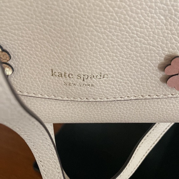 New. Kate spade purse.  Flowers on side.  Very pretty.  Strap. - Picture 3 of 9